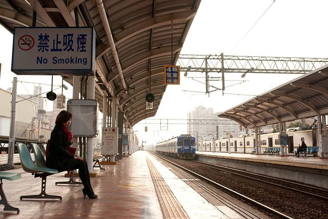 Navigating the Changing Landscape: Challenges‌ for‍ Traditional Cinema